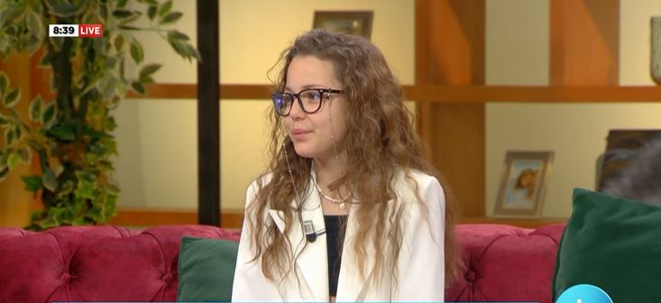 “Dua të jem një divë si Aurela Gaçe”, 10 vjeçarja që premton shumë, imiton live TikTok-set e Kosheres