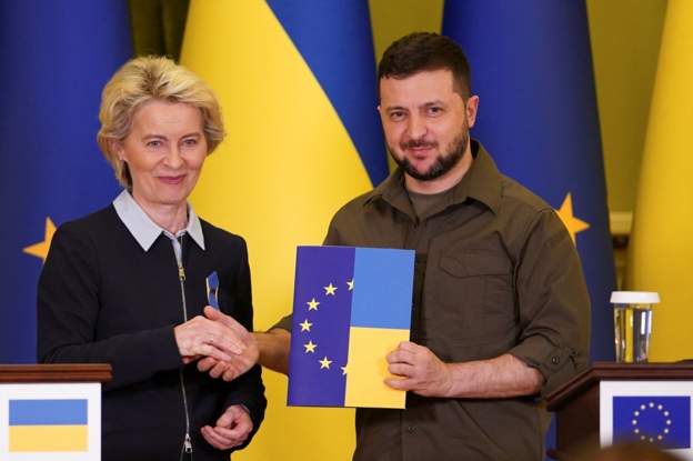 Von der Leyen i dorëzon Zelensky-t pyetësorin për anëtarësimin në BE