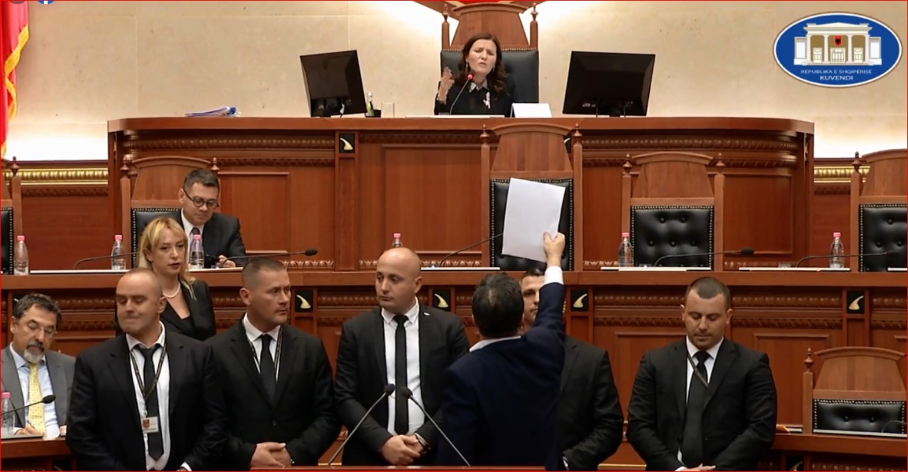 Berisha kthehet në “mollë” sherri në parlament, ndërhyn garda për të ndalur Nokën