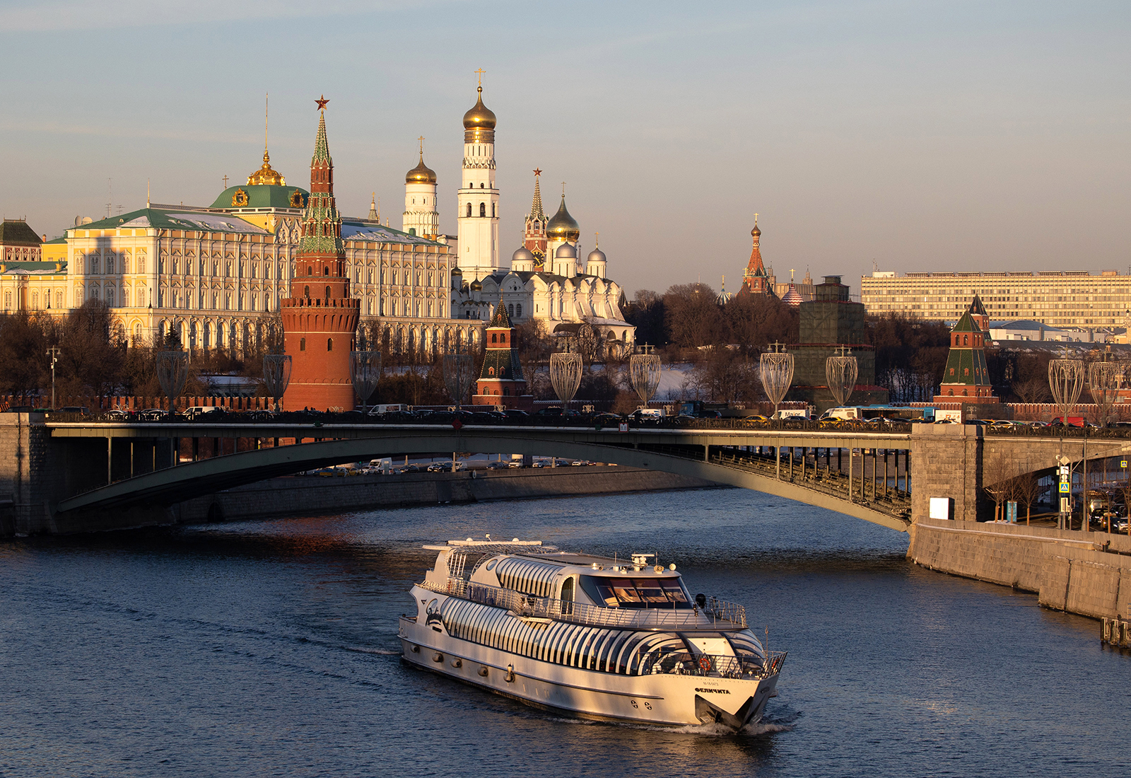 Pushtimi i Ukrainës, Organizata Botërore e Turizmit e OKB-së pezullon Rusinë
