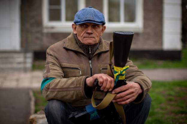 Fshati ukrainas pranë vijës së frontit: Të rinjtë ikin, të moshuarit nuk duan të largohen