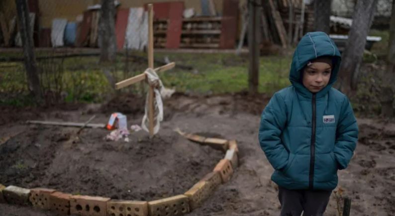 Foto që të prekin shpirtin, 6-vjeçari ukrainas kujdeset për varrin e së ëmës