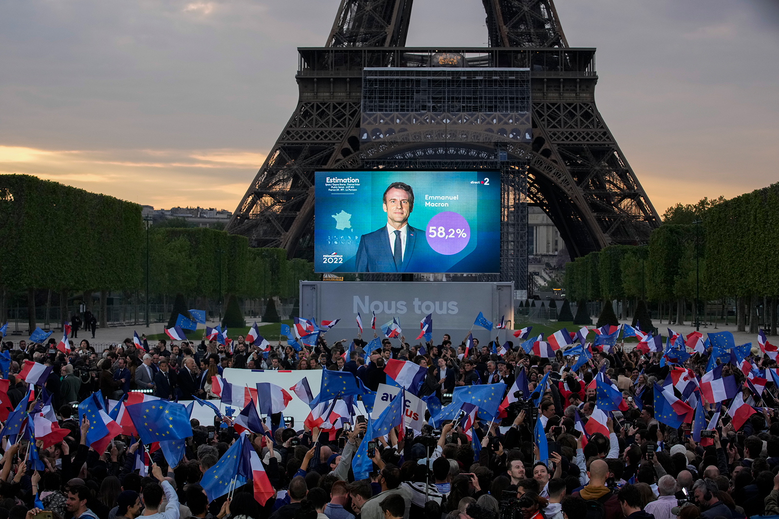 Në pritje të fjalimit të fitores, mbështetësit e Macron festojnë nën hijen e Kullës Eifel