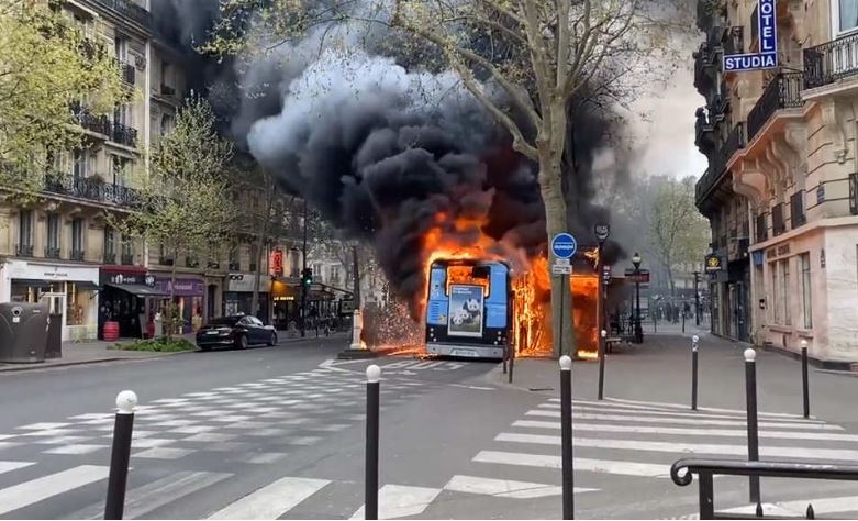 Digjet autobusi në mes të Parisit, dyshohet për shpërthim