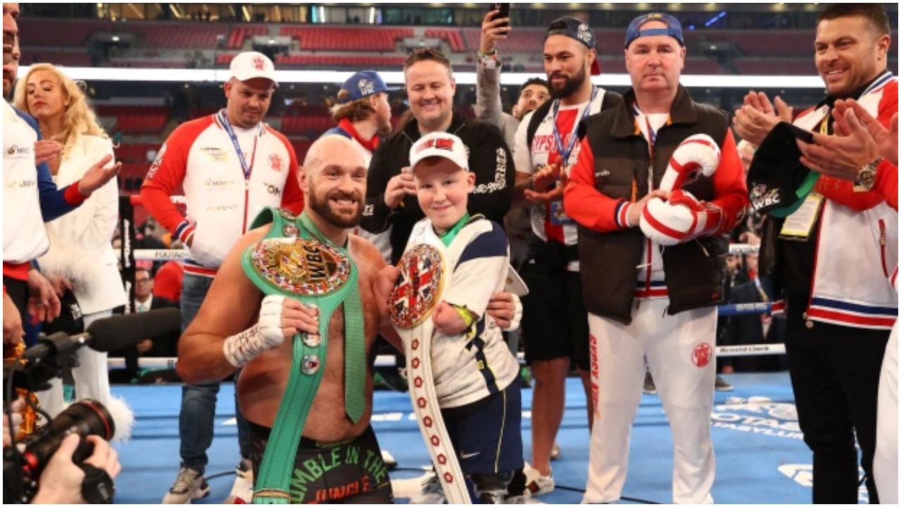 Në ring me djaloshin e veçantë, kampioni Tyson Fury bën gjestin e bukur