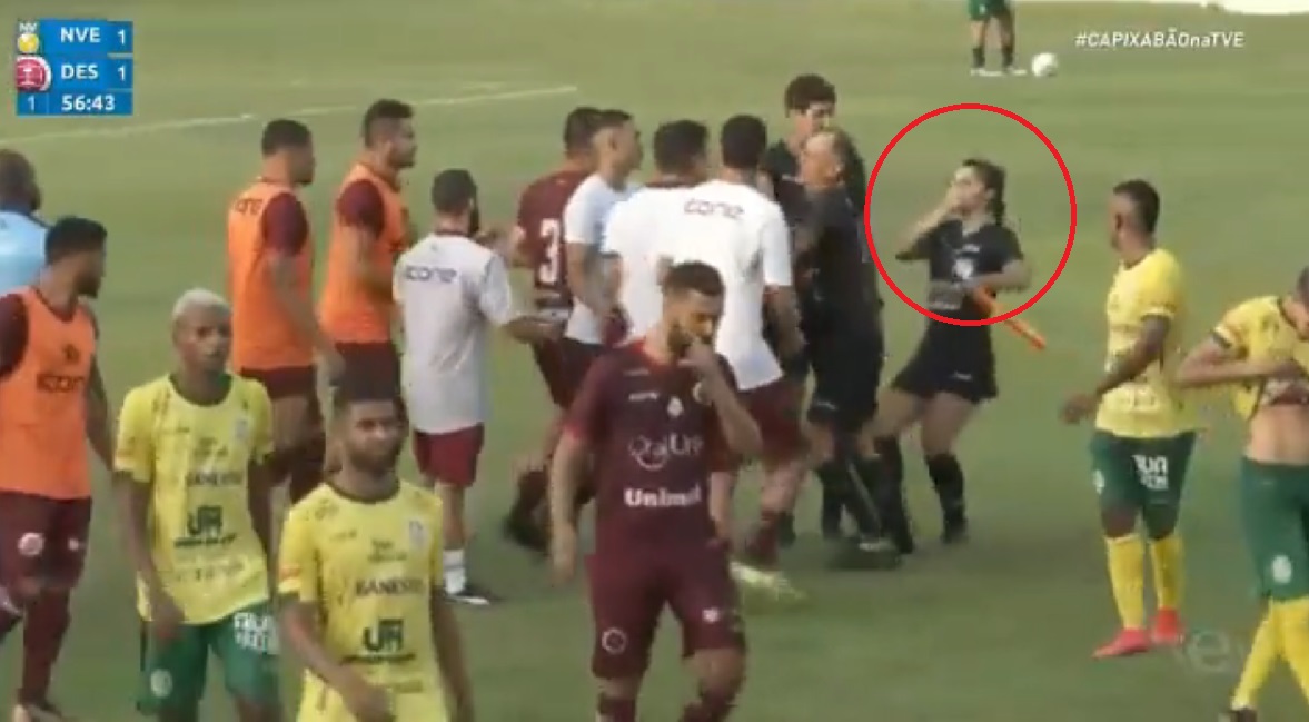 VIDEO/ Ngjarje virale në Brazil, trajneri godet me kokë arbitren femër