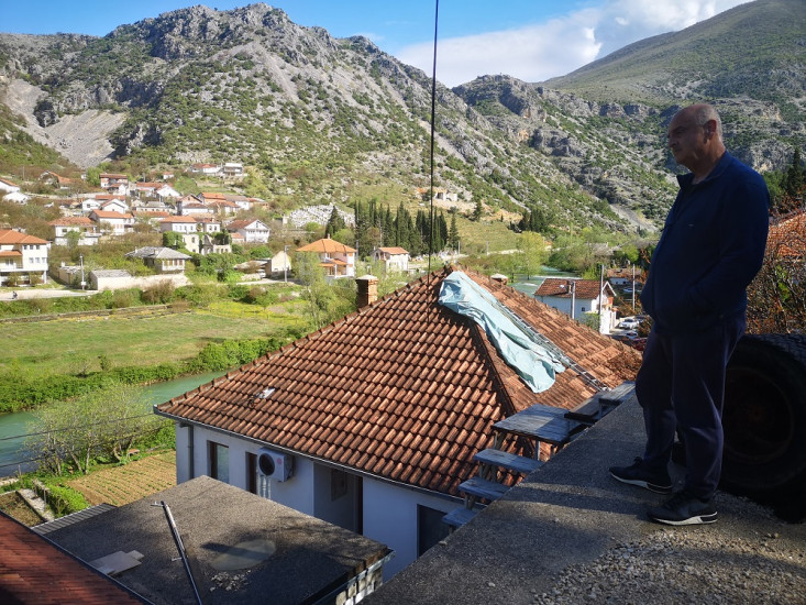 Pamjet nga shtëpia e 28-vjeçares që humbi jetën në Bosnjë, shkëmbi ra mbi çati