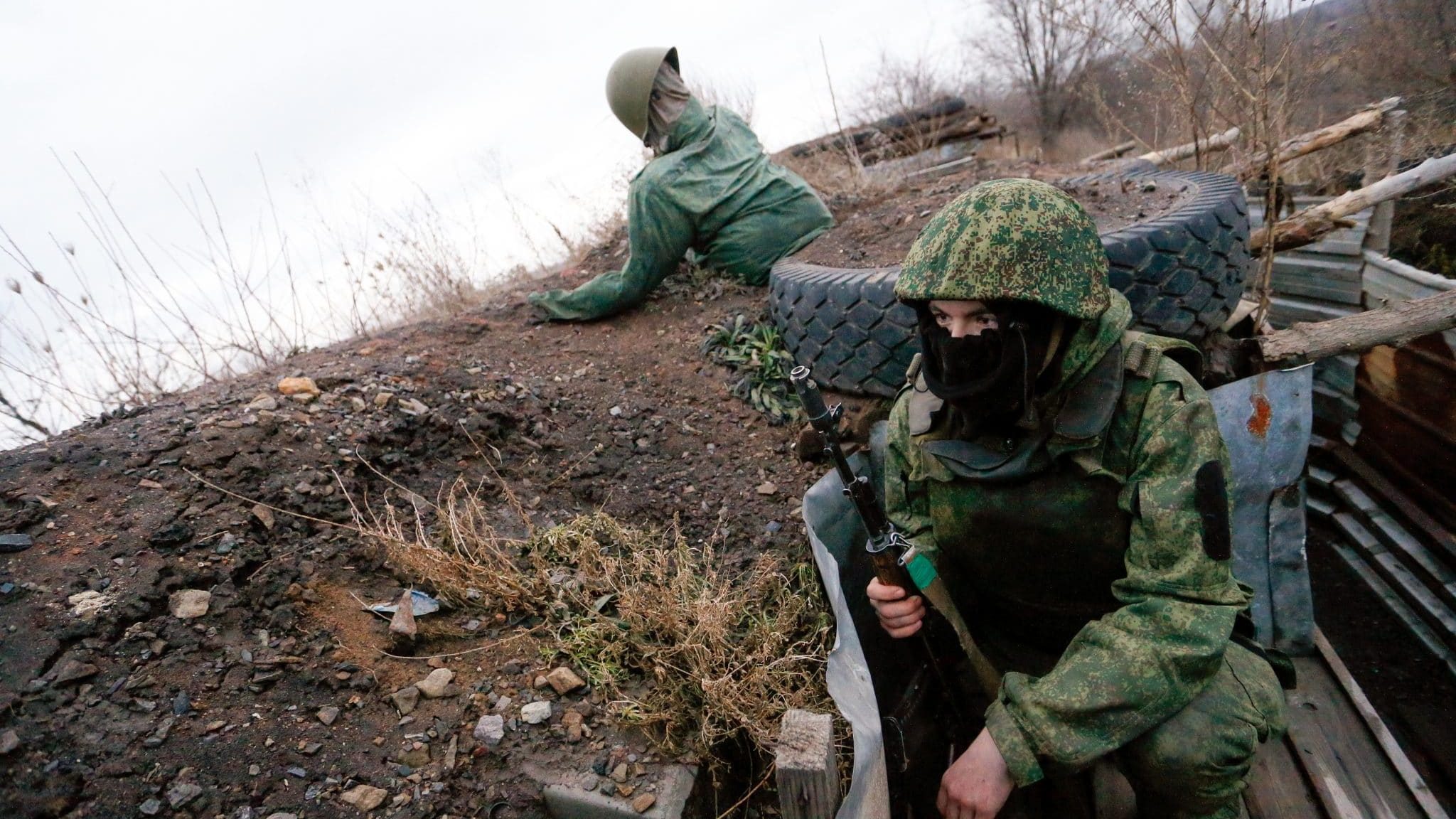 Rusët intensifikojnë sulmet, nisin ofensivën në Donetsk dhe Luhansk
