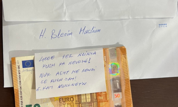 Imami shqiptar gjen zarfin me 500 euro në derë dhe nuk i përmban lotët