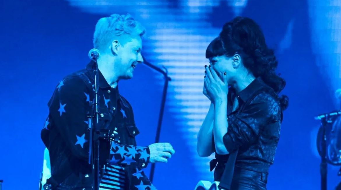 Këngëtari i famshëm kthen koncertin në dasmë, martohet para mijëra fansave