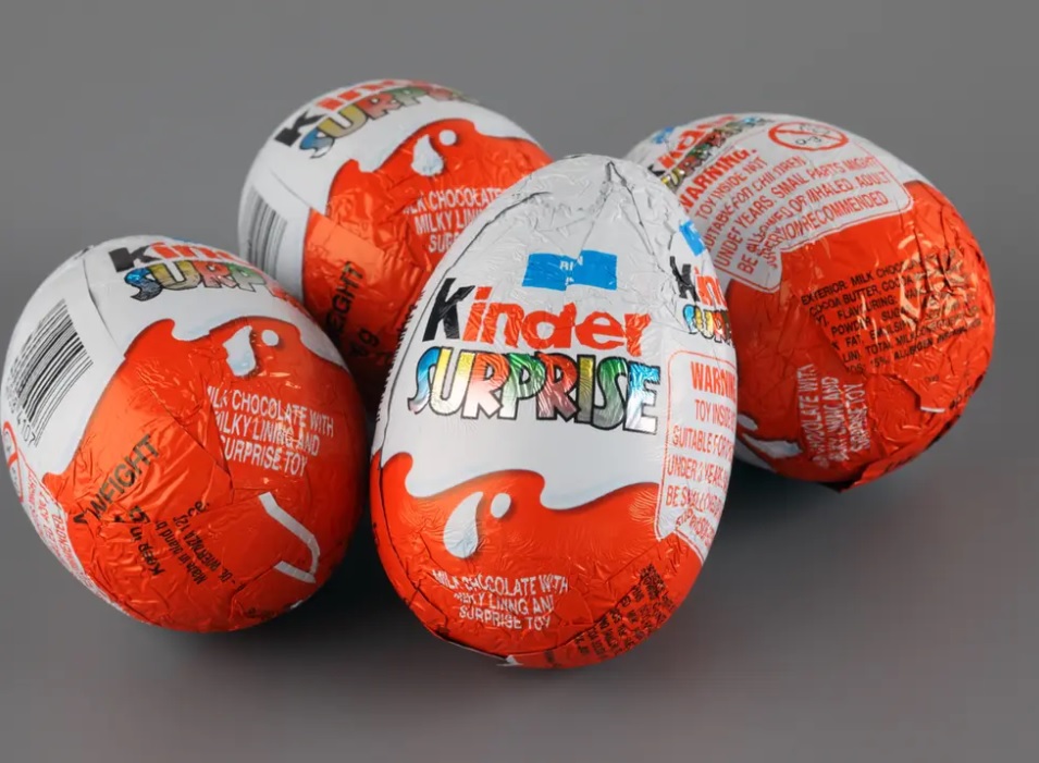 “Kinder Suprise” tërheq miliona çokollata nga tregu, përmbajnë bakterin e rrezikshëm