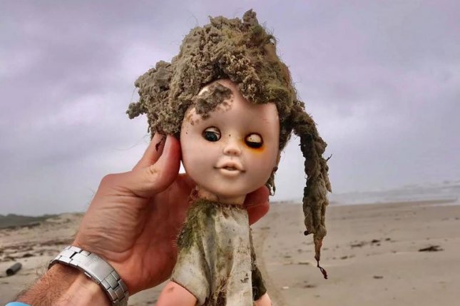 E frikshme/Gjenden dhjetëra kukulla rrëqethëse në brigjet e plazheve