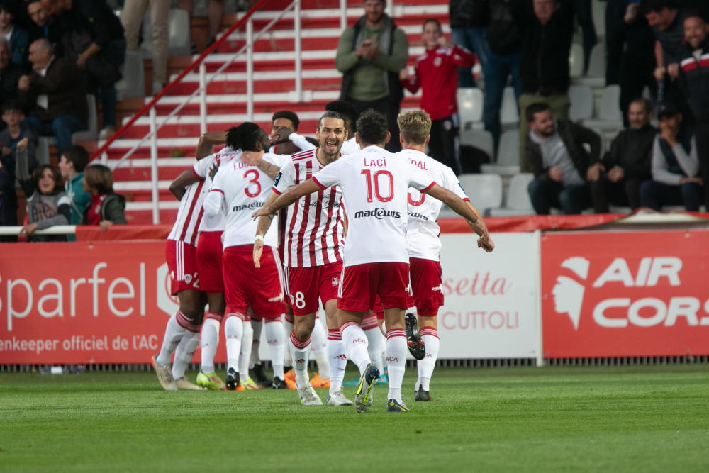 VIDEO/ AC Ajaccio drejt Ligue 1, Qazim Laçi protagonist me asist