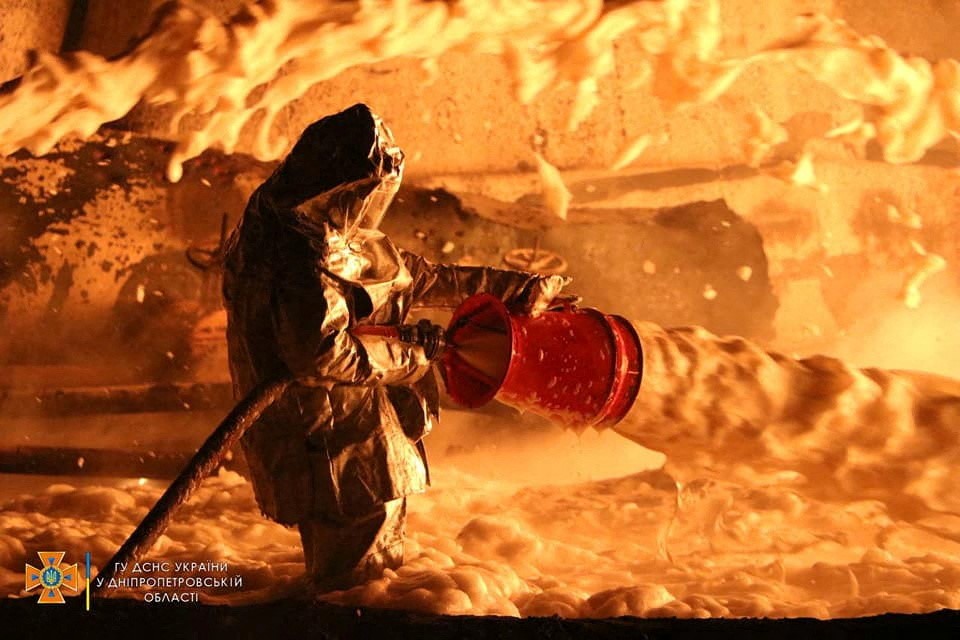 FOTO/Rusët sulmuan depon e naftës, zjarrfikësit ukrainas në luftë me flakët