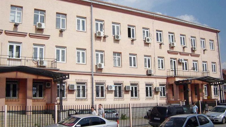 Zhduket punonjësja e Gjykatës së Lezhës, bashkëshorti i drejtohet policisë