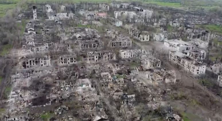 E trishtë, pamjet me dron tregojnë fshatin e rrafshuar nga rusët në Luhansk