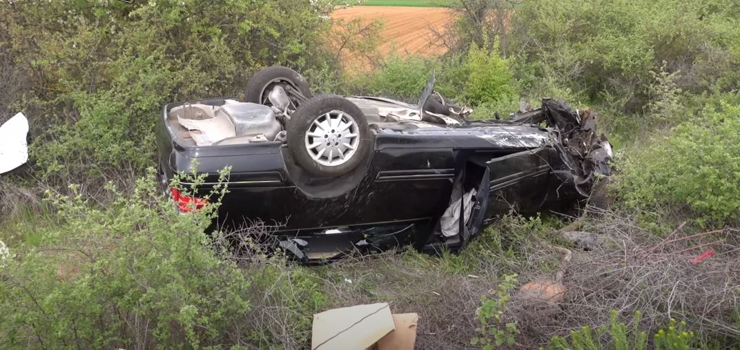 Përmbyset makina e funeralit në Greqi, 2 të plagosur