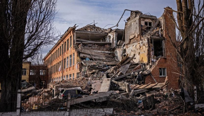 Makthi në Mariupol, ultimatum rus “dorëzohu ose do të vdesësh” ka mbaruar, dhjetëra civilë largohen
