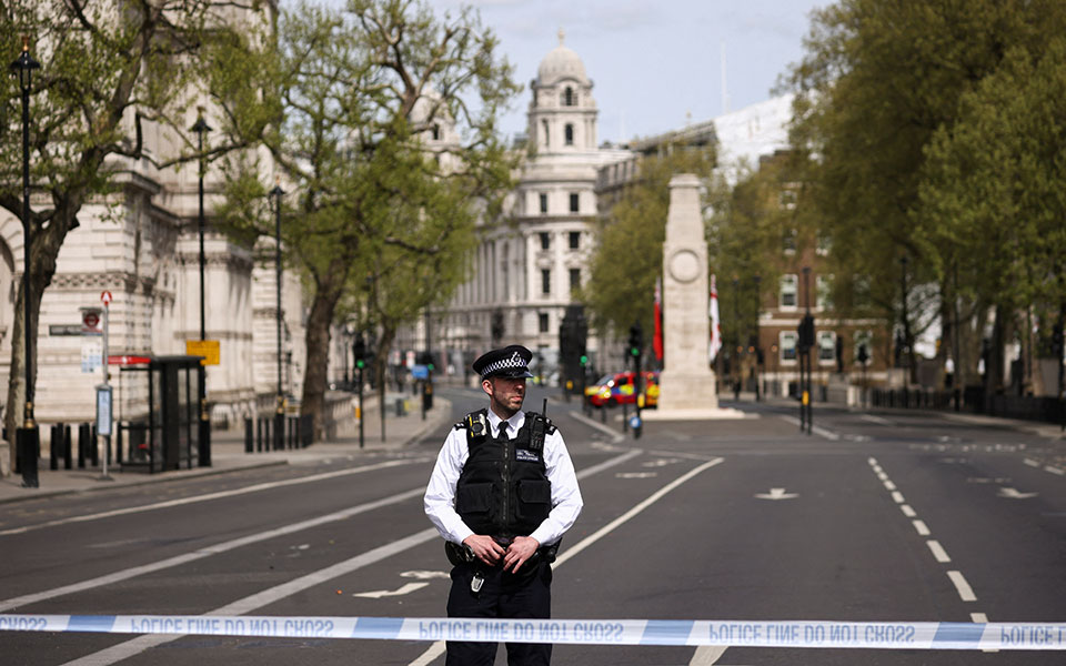 Kërcënoi me thikë dy oficerë policie, arrestohet 29 vjeçari pranë Downing Street në Londër