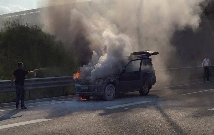 Merr flakë makina në lëvizje në Tiranë