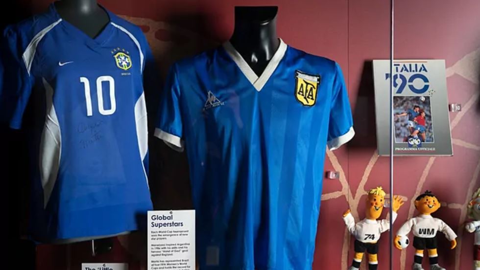 Del në ankand fanella e Maradonës, ishte e ndeshjes ku realizoi golin e “Dorës së Zotit”