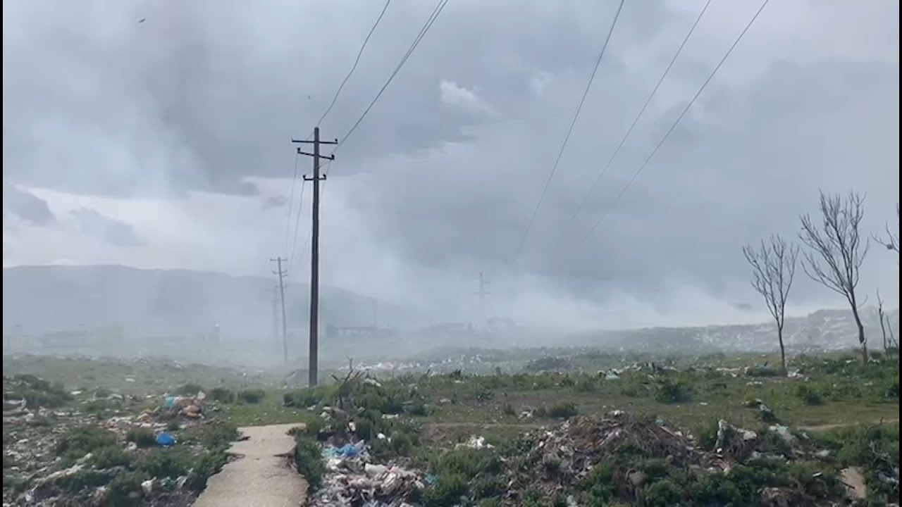 Vlora prej tre ditësh e mbuluar nga tymi, plehrat digjen në vendgrumbullim