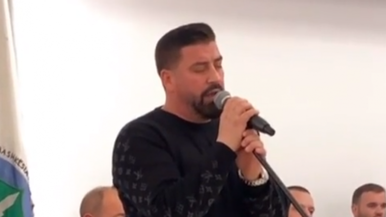 Pas MC Kreshës, një tjetër artist shihet duke thirrur ezanin në xhami