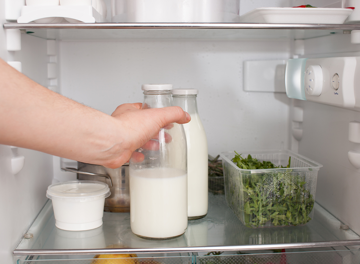 Nëse e mbani qumështin në këtë vend të frigoriferit, do të prishet më shpejt