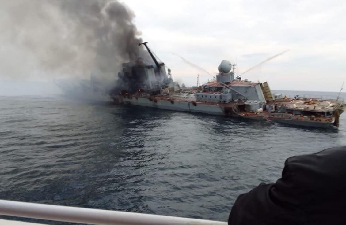 Del foto, a është ky momenti kur ukrainasit shkatërrojnë anijen ruse “Moskva”?