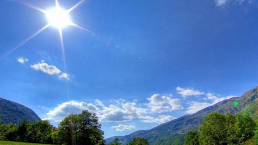 Temperatura deri deri në 25°C, si parashikohet moti për sot