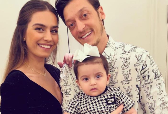 Mesut Özil dhe aktorja turke po bëhen prindër për herë të dytë