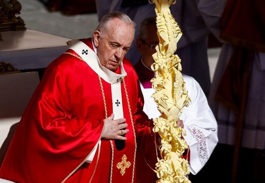 “Ulini armët”, Papa Françisku thirrje Rusisë dhe Ukrainës për armëpushim gjatë Pashkëve