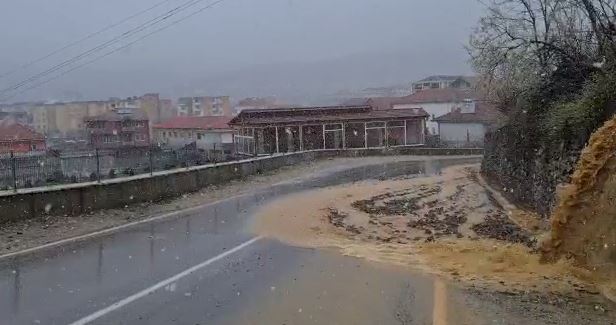 Stuhi bore dhe shi në Peshkopi, përmbytet rruga, vështirësi në qarkullim