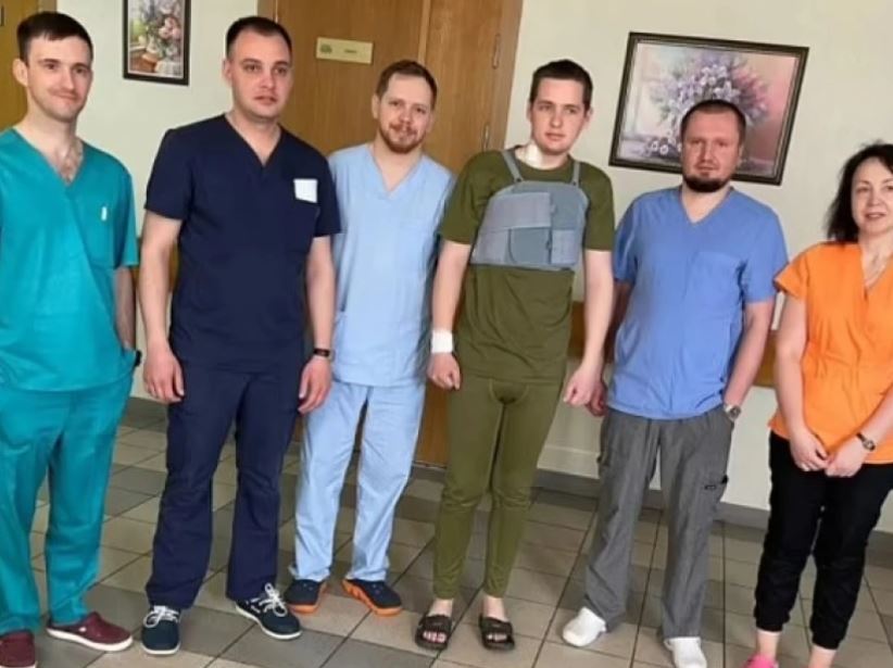 VIDEO/ Momenti kur kirurgët heqin plumbin nga zemra e ushtarit ukrainas