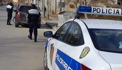 Mori fëmijën e mitur dhe iku jashtë Shqipërisë pa lejen e bashkëshortit, në kërkim 35 vjeçarja