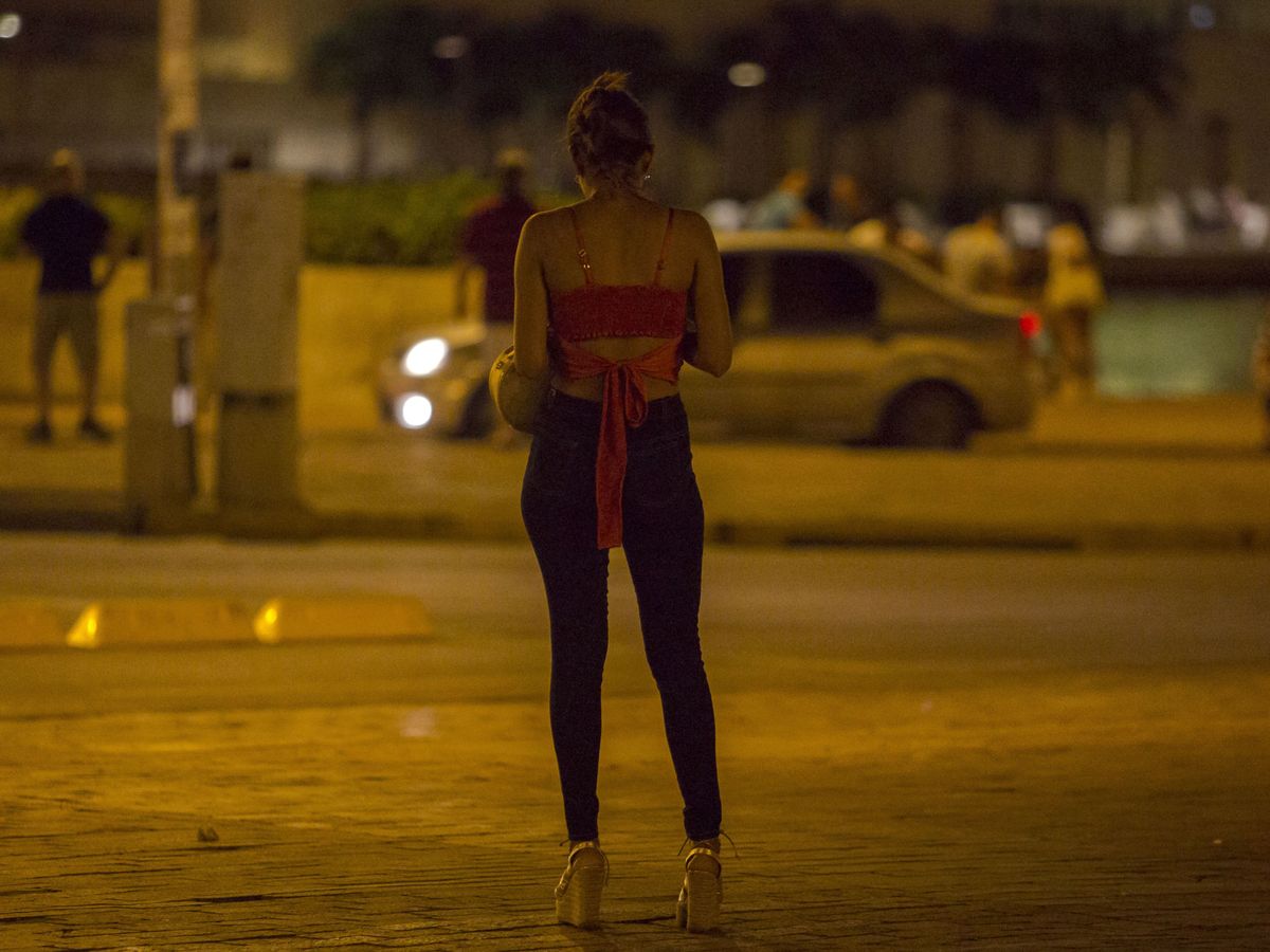 Shfrytëzonte 35-vjeçaren për prostitucion, në pranga i moshuari nga Fieri