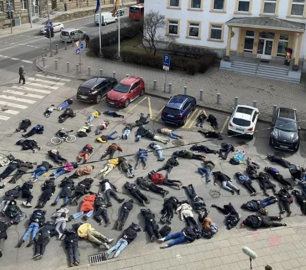 Pamje prekëse nga Lituania, protestë për masakrën në Bucha, qytetarët shtrihen në mes të rrugës me duar të lidhura, si viktimat