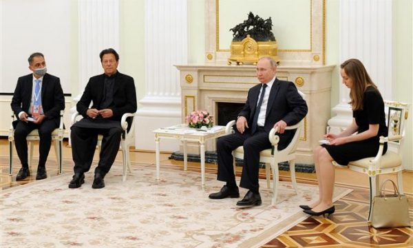 Rrëzohet nga pushteti kryeministri i Pakistanit, mik dhe mbështetës i Putin-it