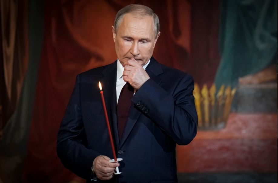“I paqëndrueshëm dhe i hutuar”, Putin kafshon buzën gjatë meshës në Kishë, rindez pretendimet se vuan nga kanceri