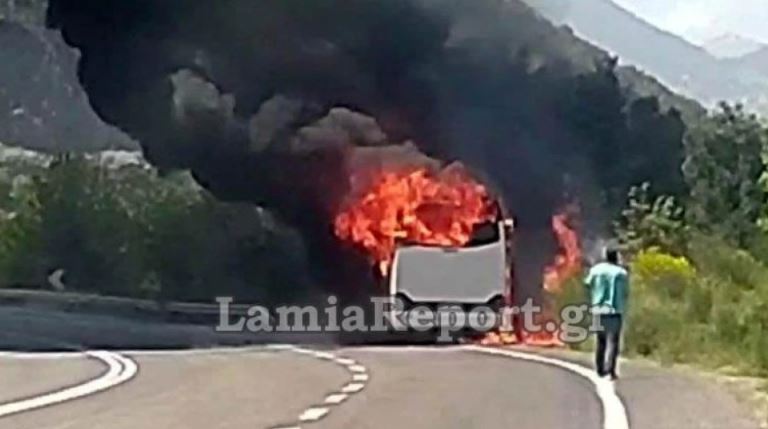Merr flakë autobusi me turistë në Greqi
