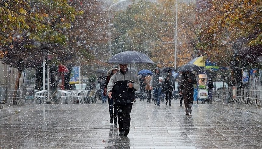 Prilli nis me shi dhe ulje temperaturash, parashikimi i motit për sot