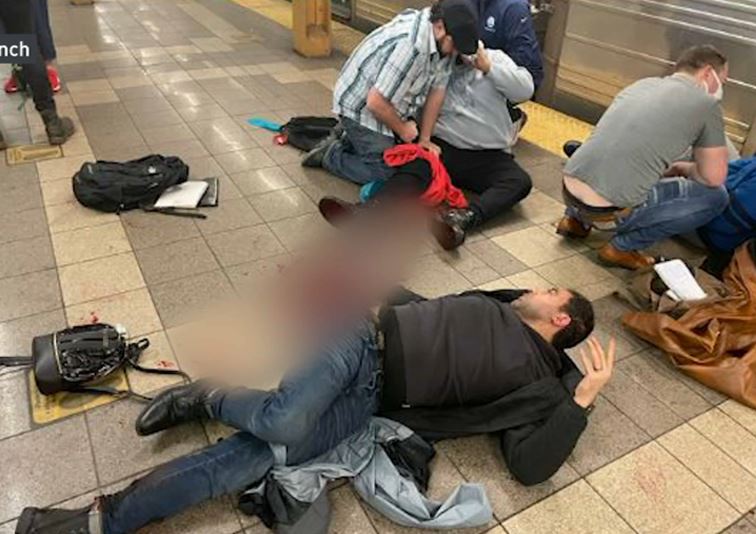 Plagosi 10 persona në një stacion metroje në New York, arrestohet 62-vjeçari