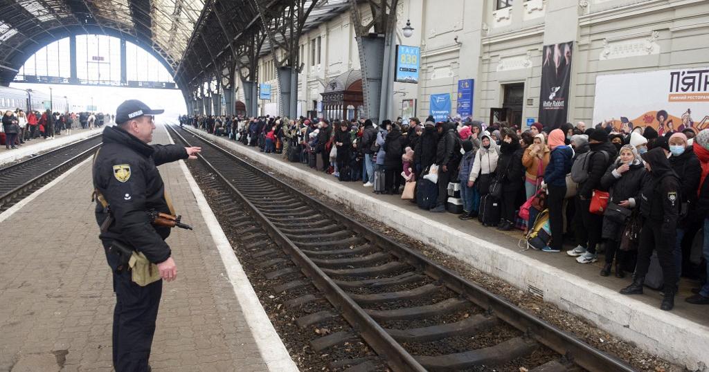 Tre raketa sulmojnë stacionin hekurudhor në Ukrainë, raportohet për viktima