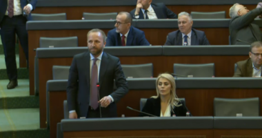 Abelard Tahiri i shan deputetët e pozitës: Rob’t…