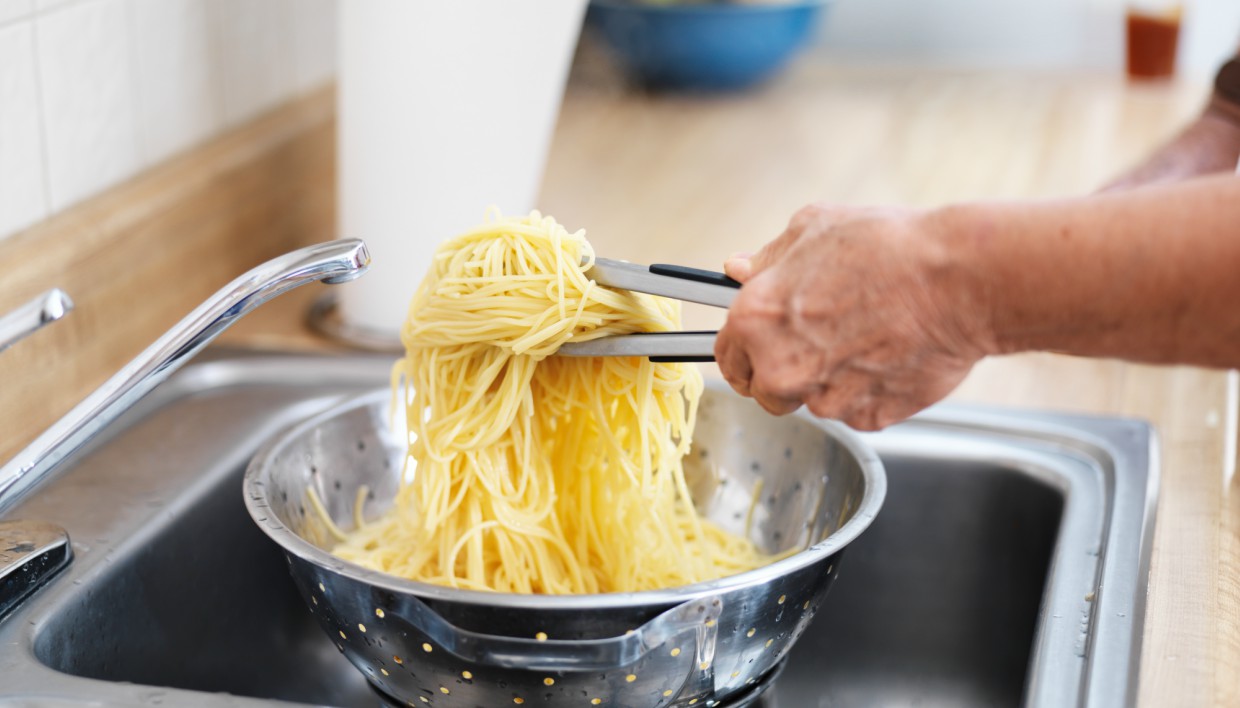 Kjo është arsyeja pse nuk duhet t’i kulloni spaghetti-t në lavaman