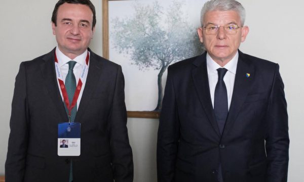 Kurti në Greqi takon Xhaferoviçin: Duhet të jemi syhapur ndaj lidhjeve ruse me Serbinë