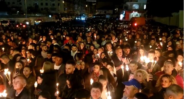 Festohen Pashkët Ortodokse, besimtarët mbushin kishat në të gjithë vendin