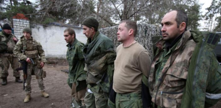 Zyrtarja ukrainase: Rusët kanë marrë peng 700 ushtarë dhe qindra gra