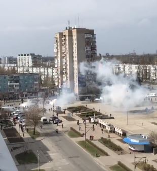 VIDEO/ Ukrainasit këndojnë himnin kombëtar në qytetin e tyre, ushtria ruse  shpërndan  turmën me dhunë