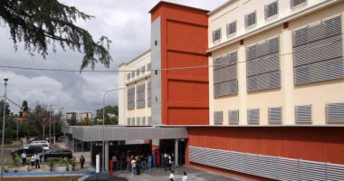 Lindi në tualetin e QSUT-së, “Infermierët”: Nëna e re tha se nuk e dinte që ishte shtatzënë